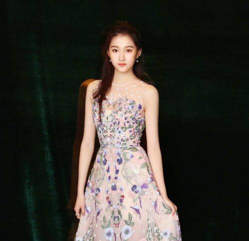 娱乐吃瓜关晓彤,娱乐圈的“吃瓜”女王，揭秘她的星途历程